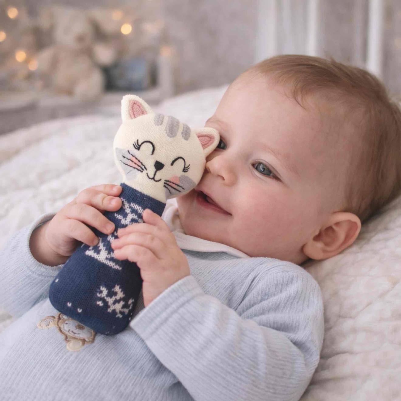 Hochet tricoté en coton bio bleu
