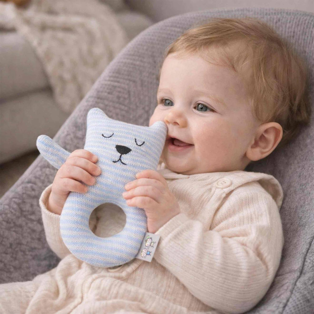 Hochet tricoté en coton bio bleu, ourson