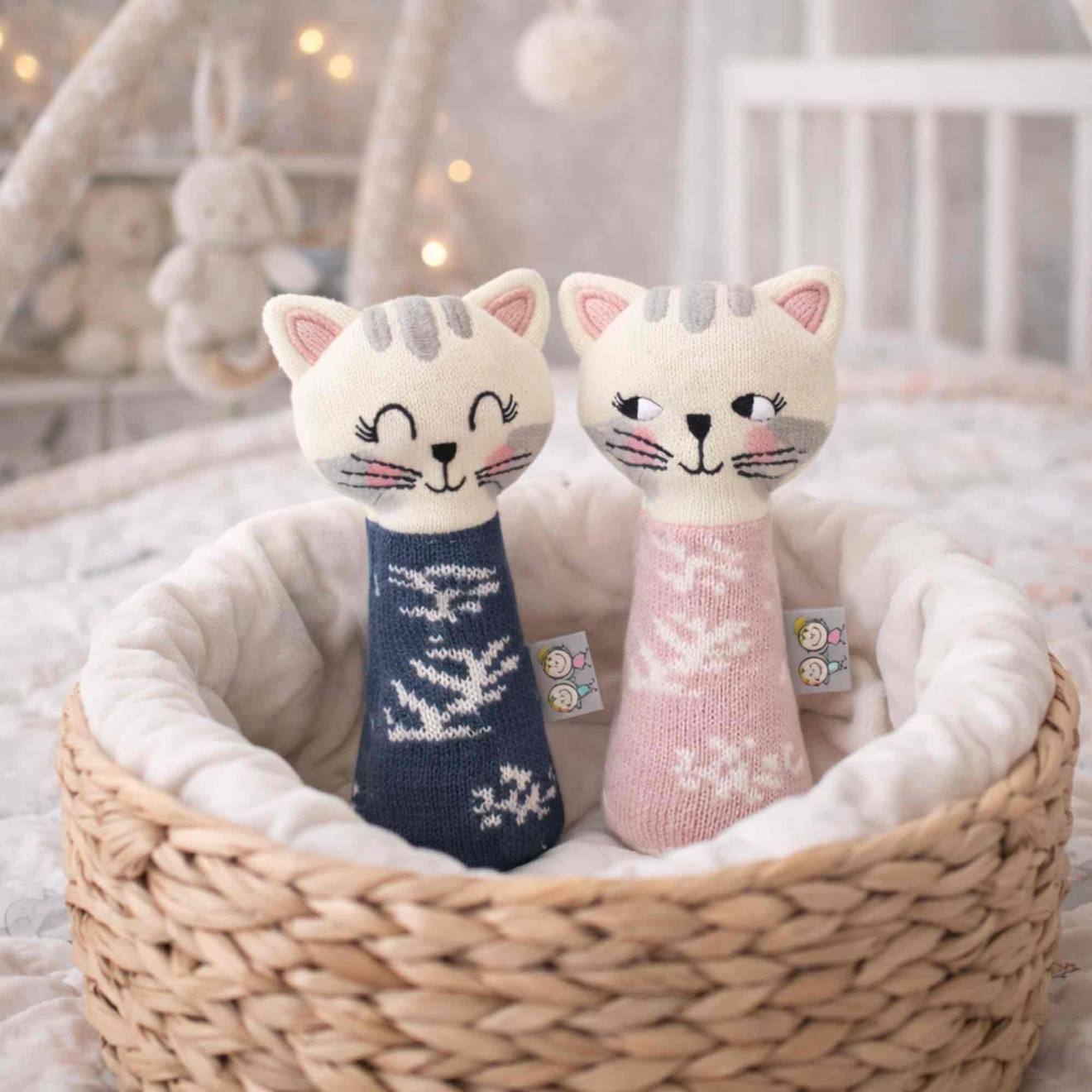Hochet tricoté en coton bio bleu