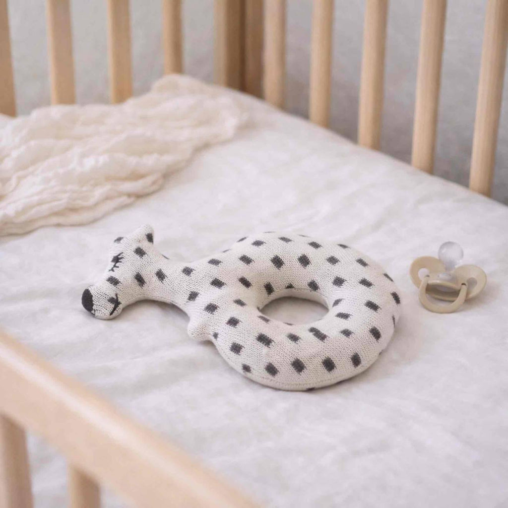 Hochet tricoté en coton bio beige, chien