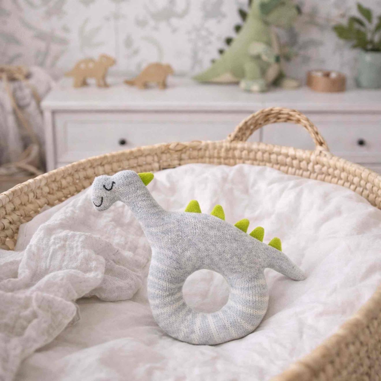 Hochet tricoté en coton bio gris, dino