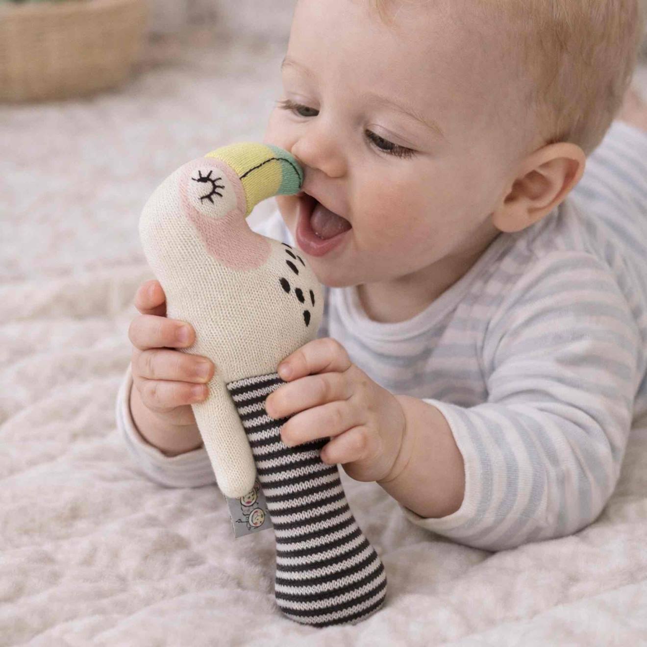 Hochet tricoté en coton bio multicolore, toucan