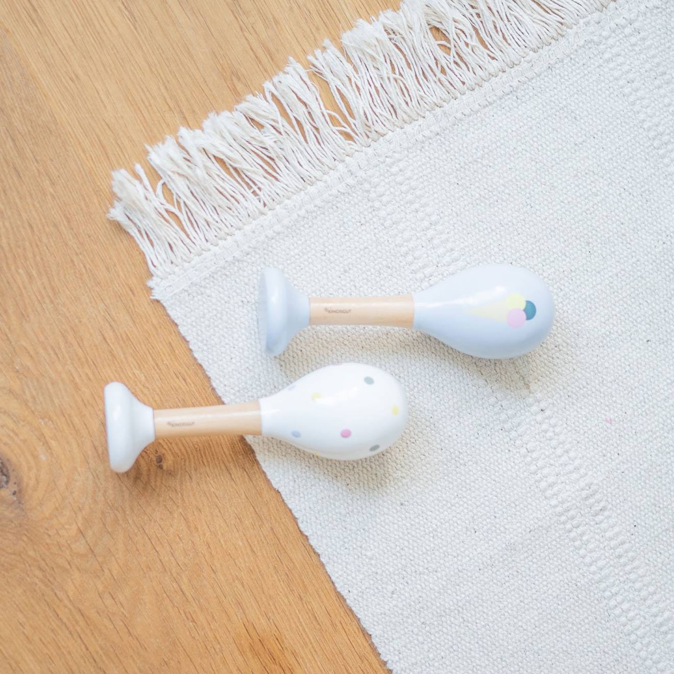 Hochets en bois triangles et rayures glace et pois