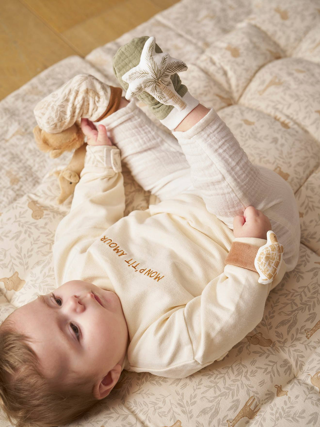 Hochets mains et pieds babylon beige