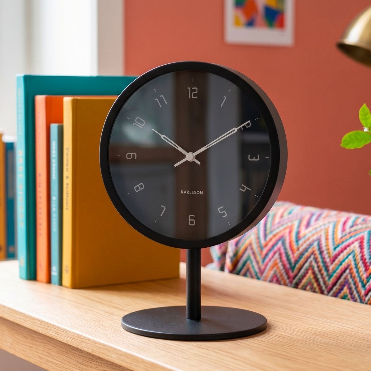 Horloge de table ronde design rétro Karlsson