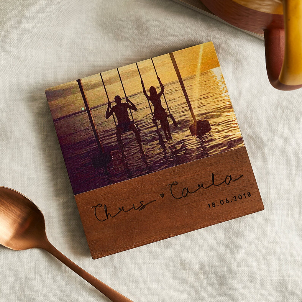 Dessous de verre photo en bois personnalisé : le souvenir qui reste sur la table