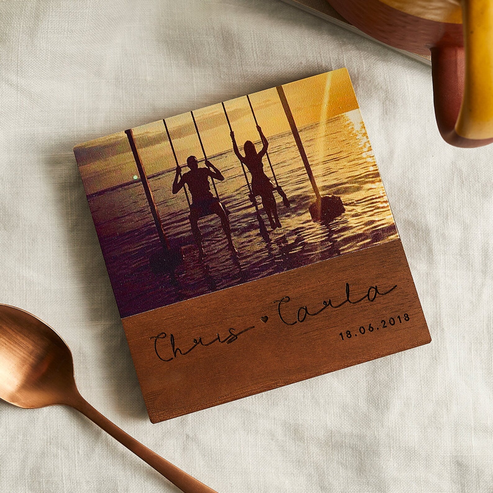 Dessous de verre photo en bois personnalisé : le souvenir qui reste sur la table