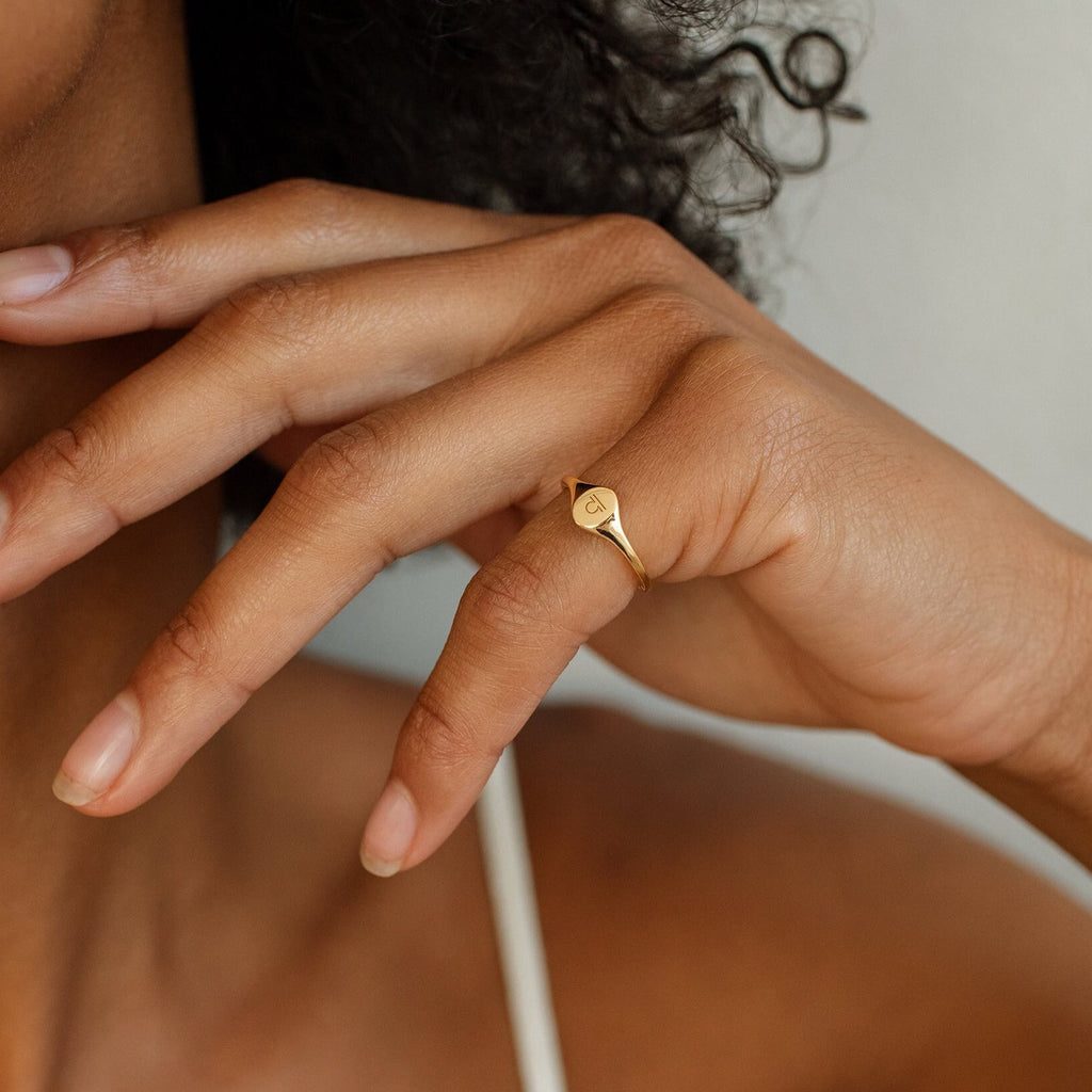 Bague Sceau Initiales Délicate – Le bijou personnalisable qui fait toujours plaisir