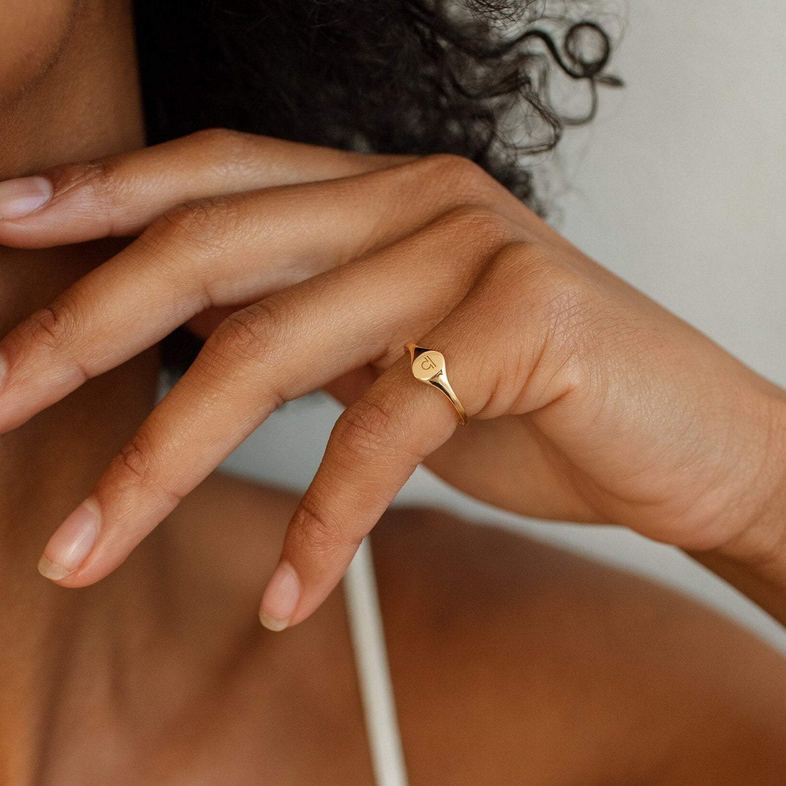 Bague Sceau Initiales Délicate – Le bijou personnalisable qui fait toujours plaisir