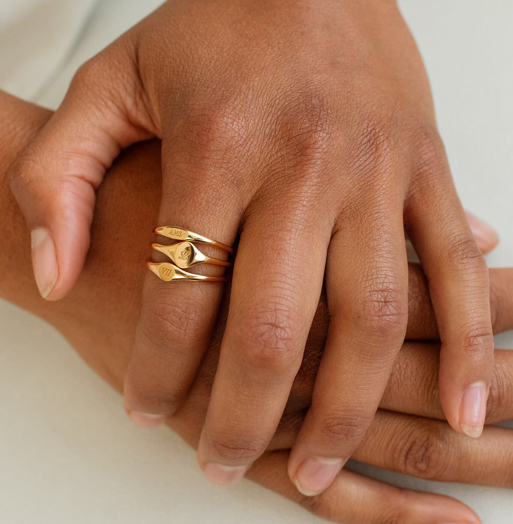Bague Sceau Initiales Délicate – Le bijou personnalisable qui fait toujours plaisir