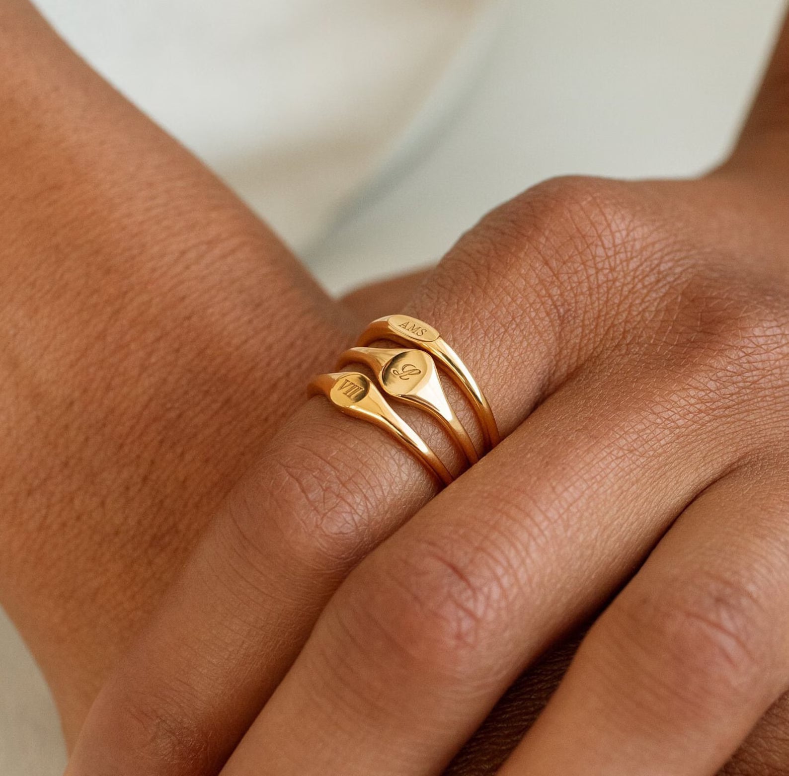 Bague Sceau Initiales Délicate – Le bijou personnalisable qui fait toujours plaisir