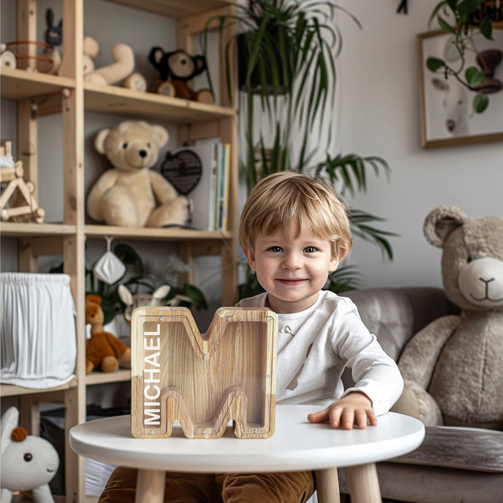 Tirelire personnalisée en bois – Lettre initiale & gravure du prénom