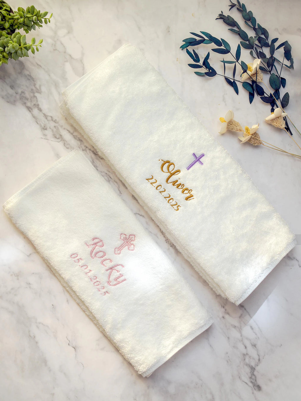 Serviette de baptême personnalisée – Broderie prénom, croix & date
