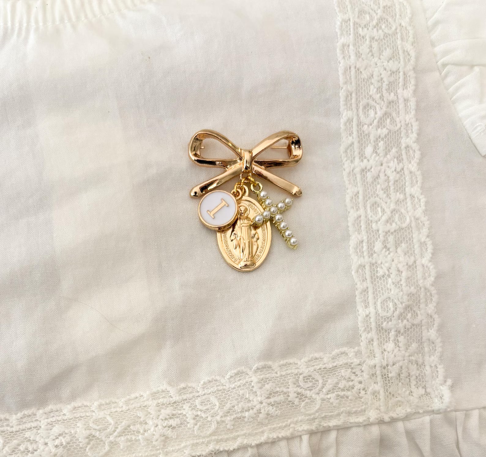 Broche de protection Vierge Marie personnalisée – Cadeau catholique pour bébé