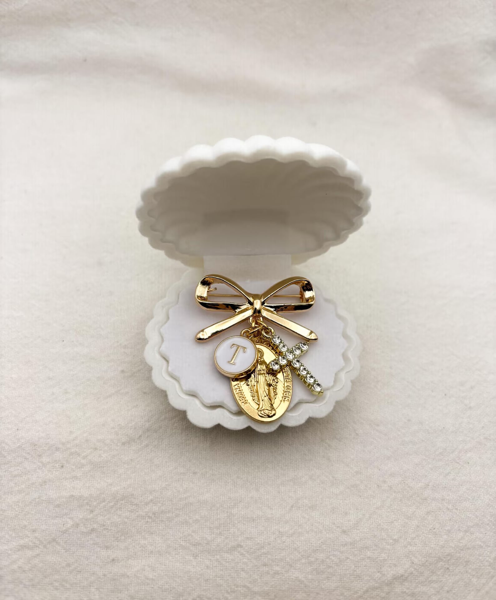 Broche de protection Vierge Marie personnalisée – Cadeau catholique pour bébé