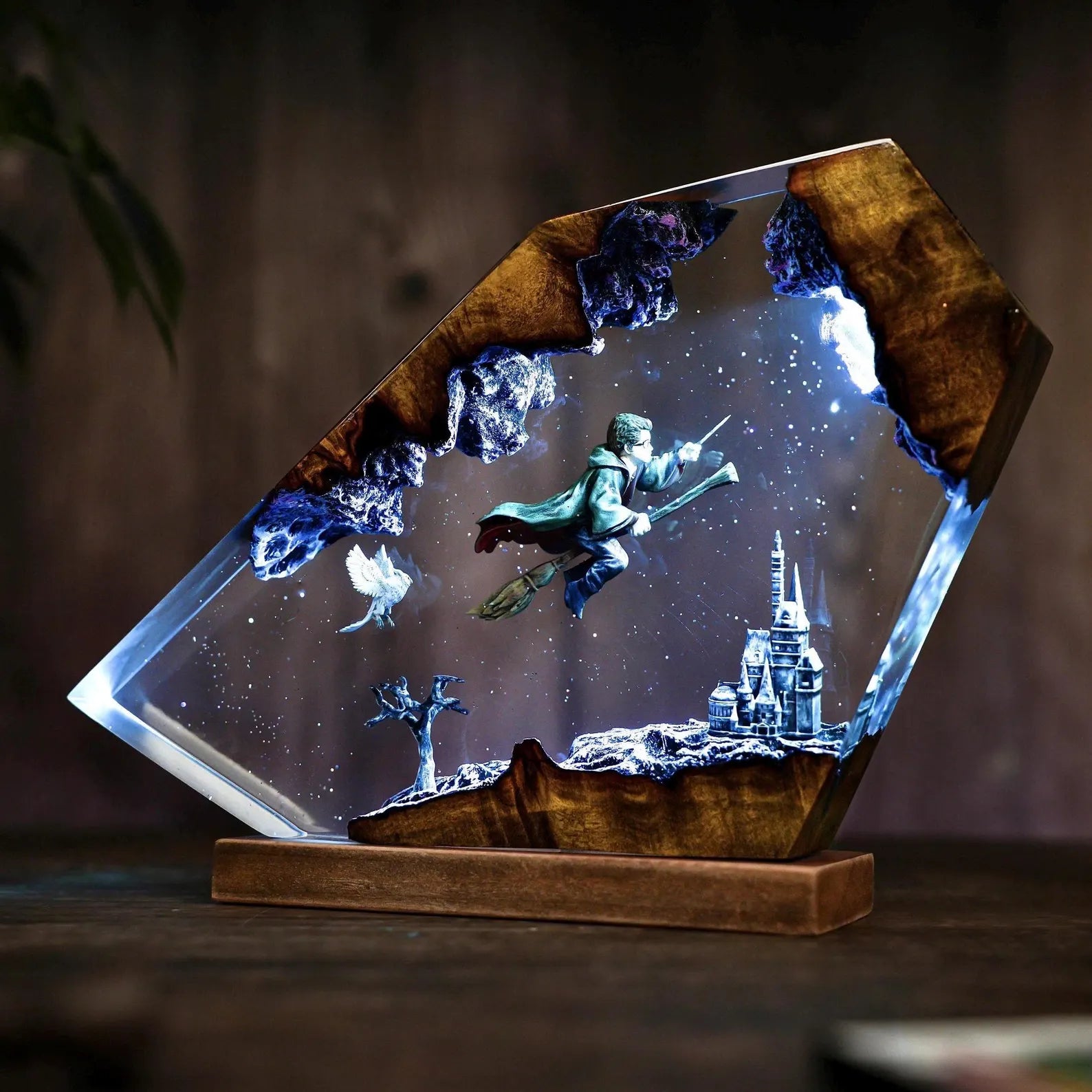 Lampe volante en résine Wizard Boy - Veilleuse magique avec hibou & château