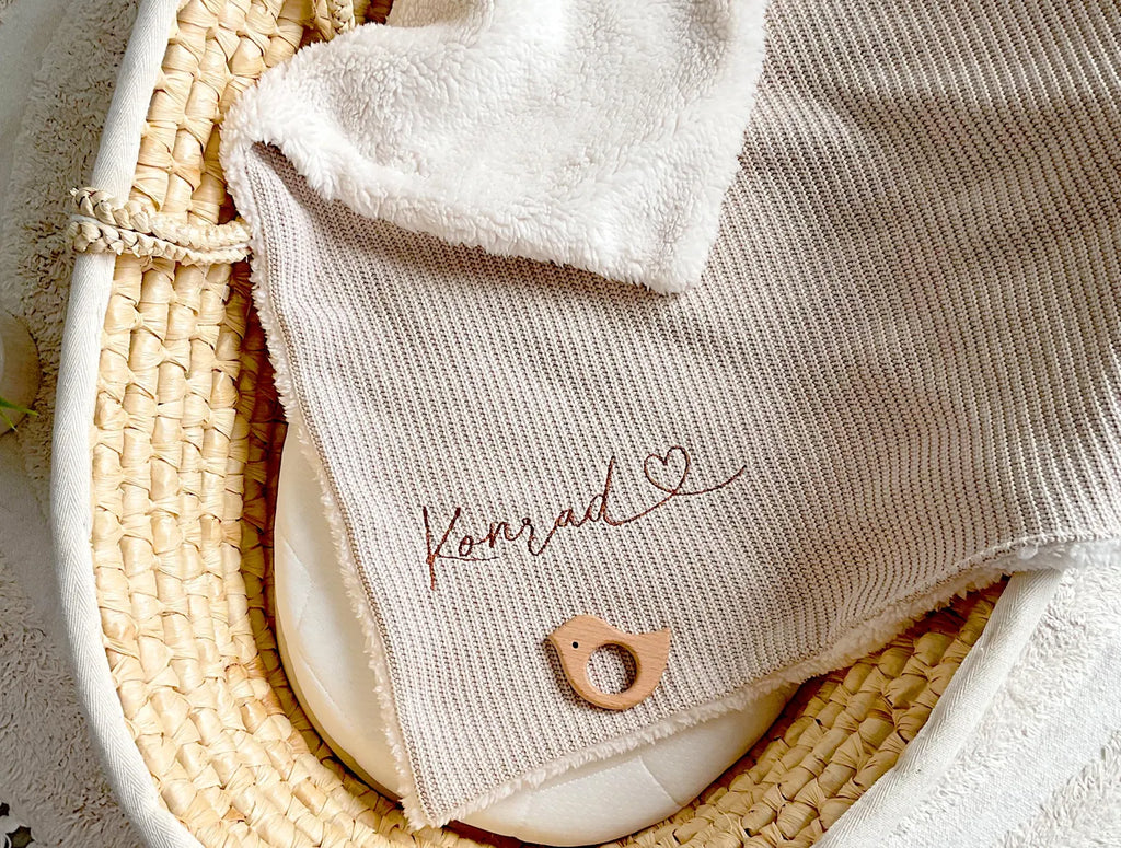 Couverture bébé personnalisée : le cadeau tout doux qui suit l’enfant partout