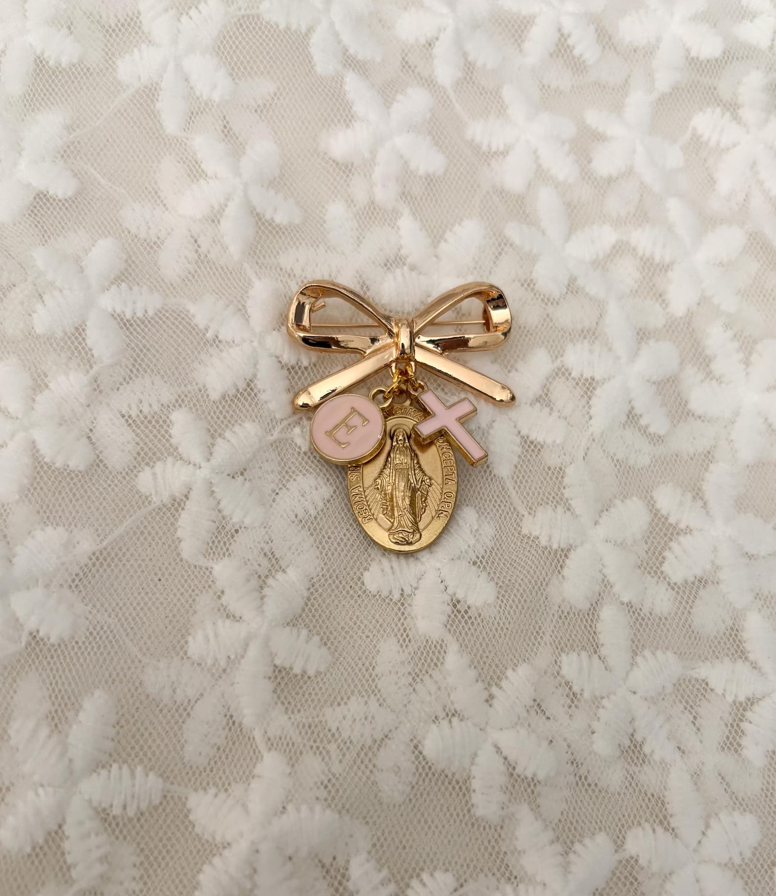 Broche de protection Vierge Marie personnalisée – Cadeau catholique pour bébé