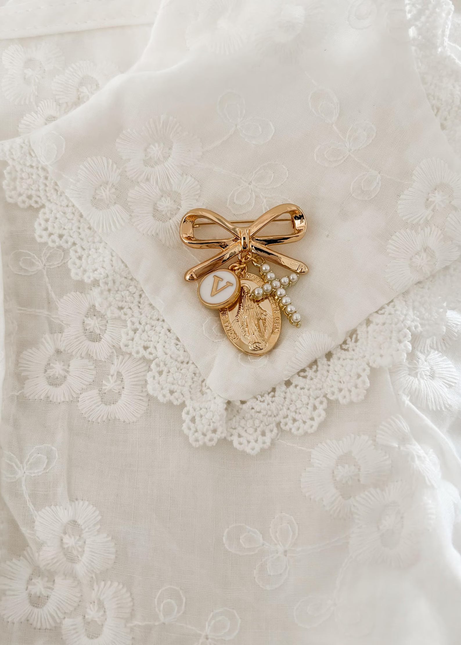 Broche de protection Vierge Marie personnalisée – Cadeau catholique pour bébé
