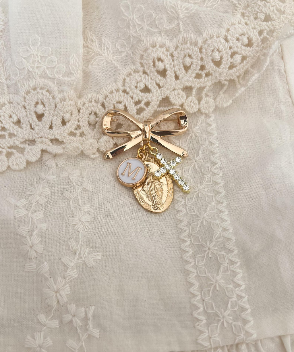 Broche de protection Vierge Marie personnalisée – Cadeau catholique pour bébé