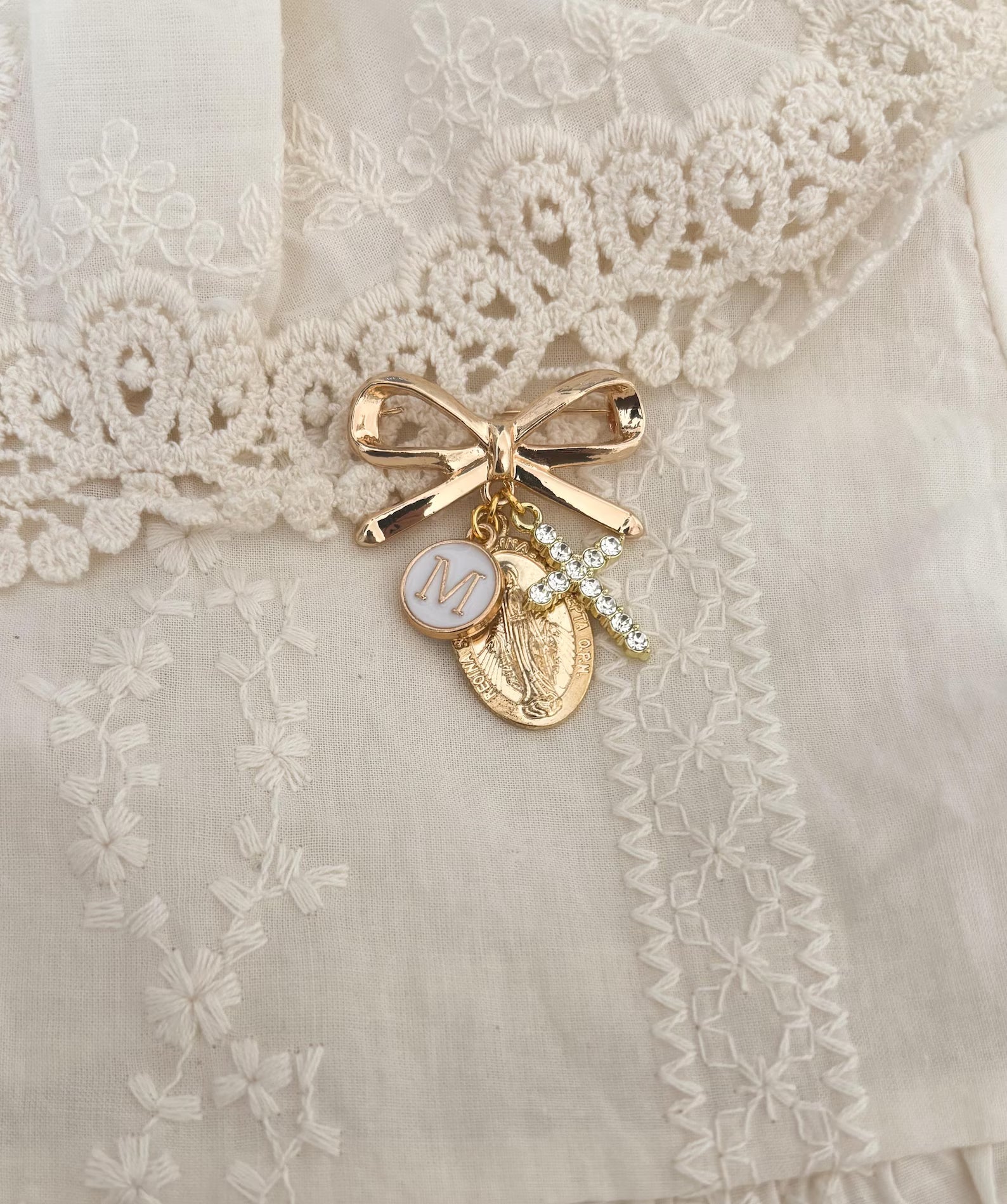 Broche de protection Vierge Marie personnalisée – Cadeau catholique pour bébé