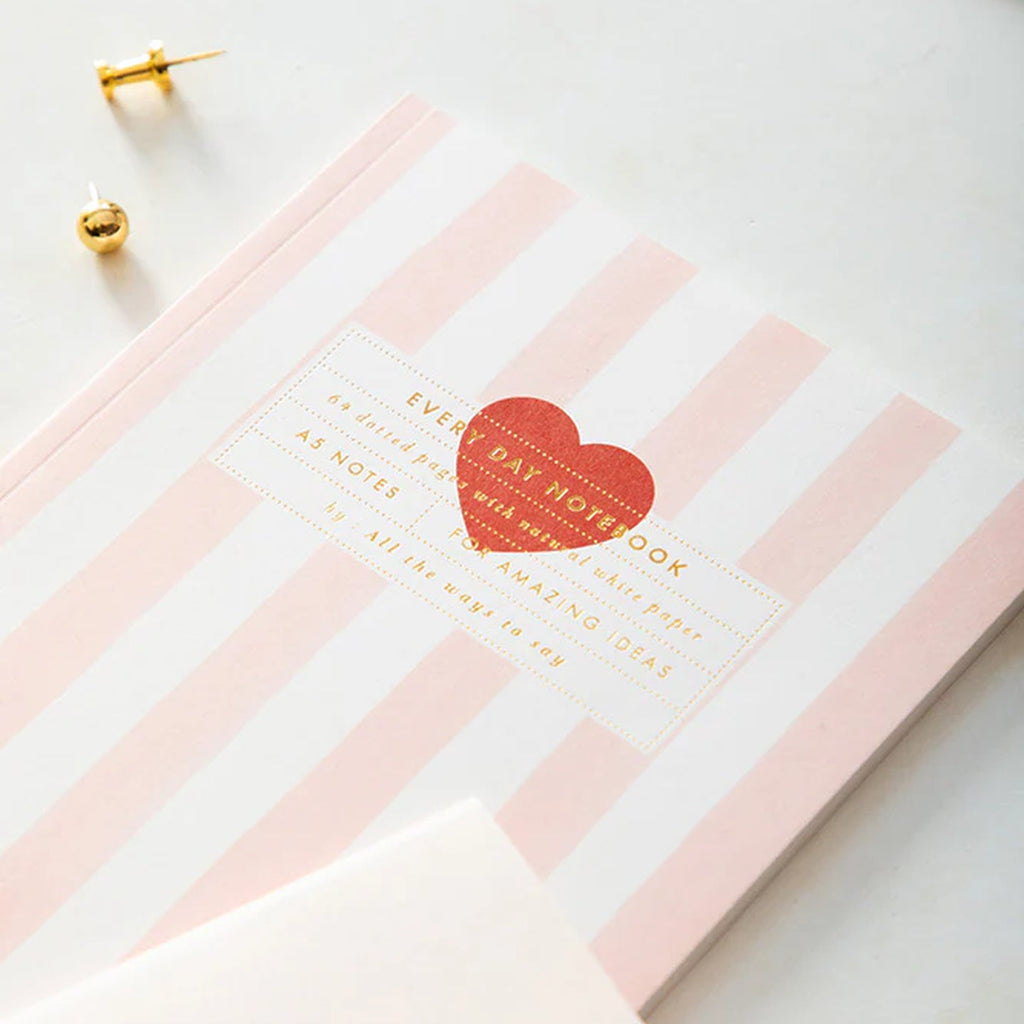 Carnet rayé rose ATWS avec gros cœur rouge sur la couverture