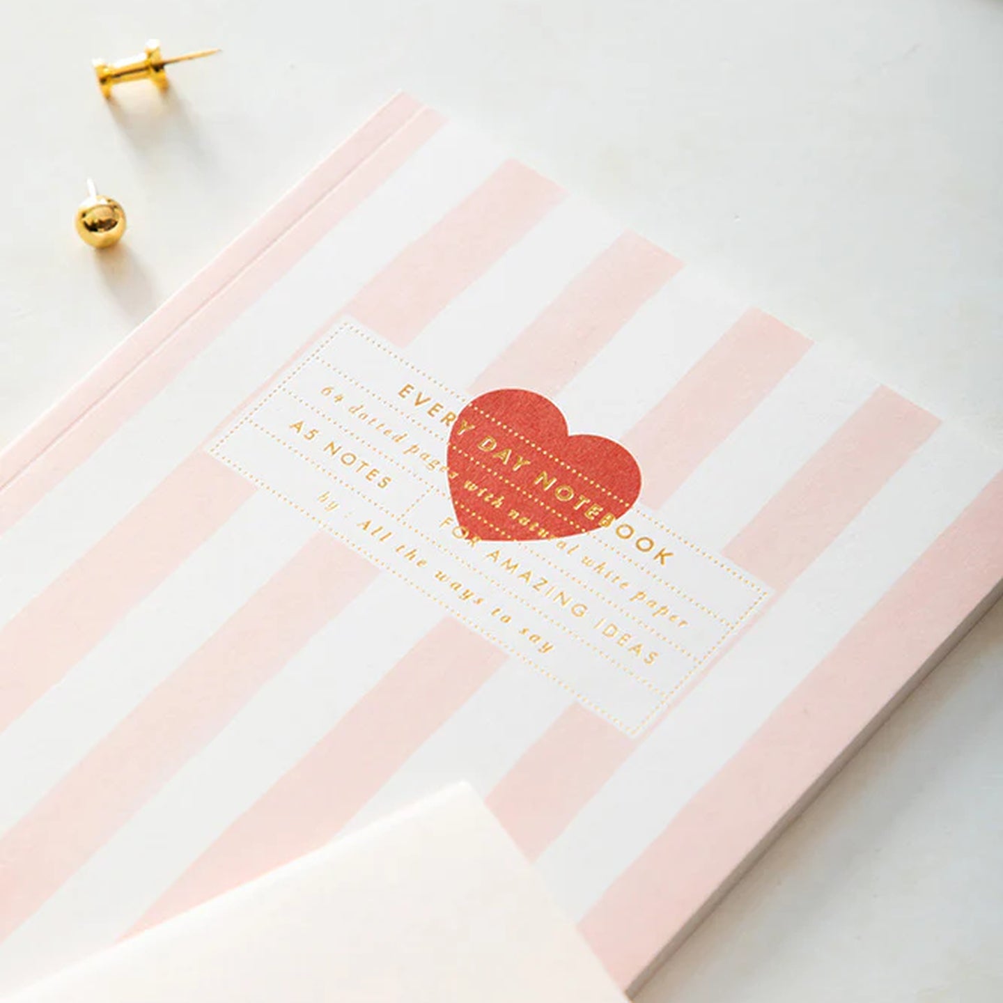 Carnet rayé rose ATWS avec gros cœur rouge sur la couverture
