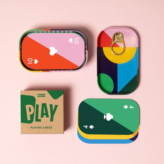 Jeu de cartes dans boîte à conserve design