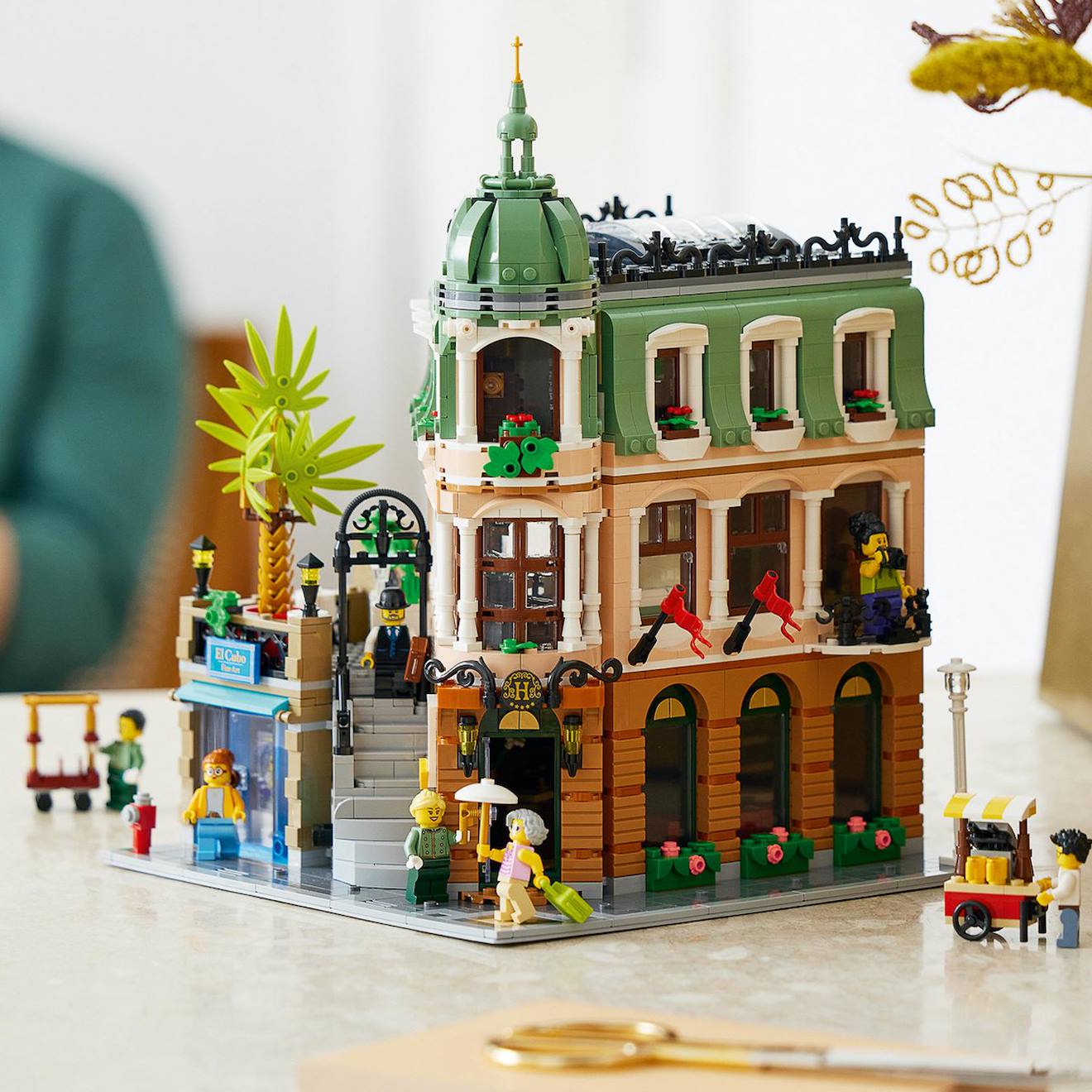 Jeu de construction LEGO creator expert boutique-hôtel – 3066 pièces, architecture européenne, mini figurines, 33 cm, créativité immersive multicolore