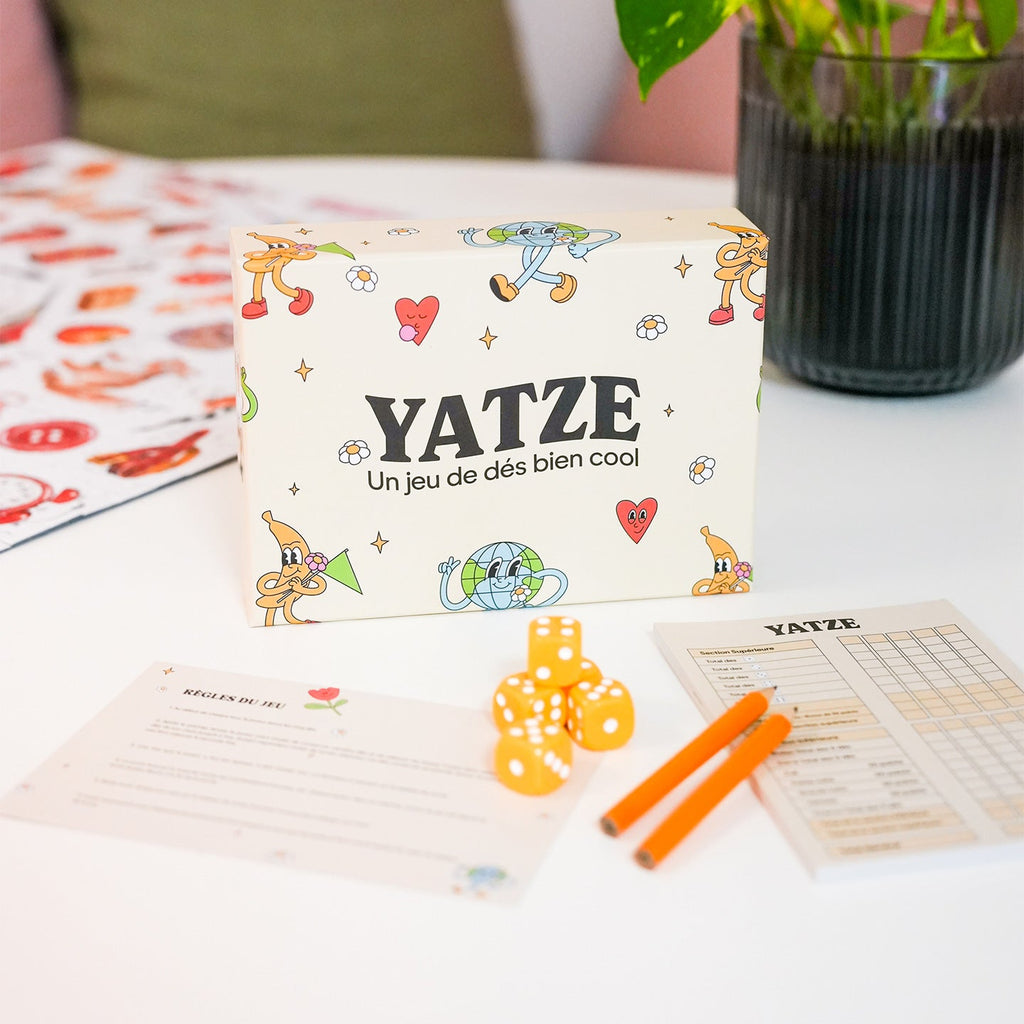 Boîte de jeu de Yam's avec dés colorés en vue de dessus