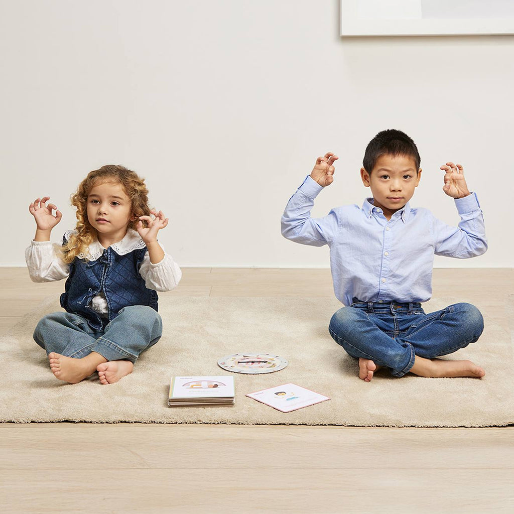 Jeu de yoga spin & chill pour enfants - découvre le yoga en t'amusant bleu