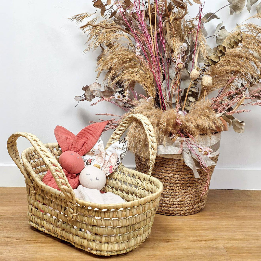 Jouet couffin poupée 35cm en fibres naturelles beige