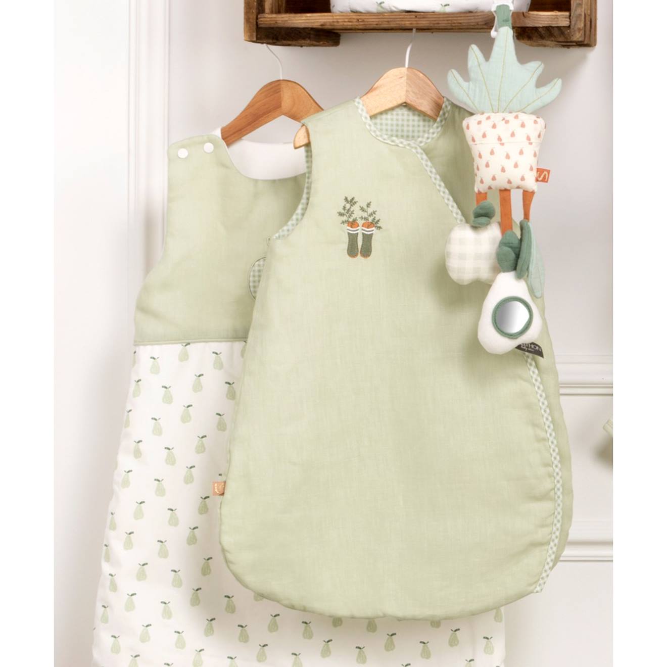 Jouet d'activités en coton - botanica vert tilleul