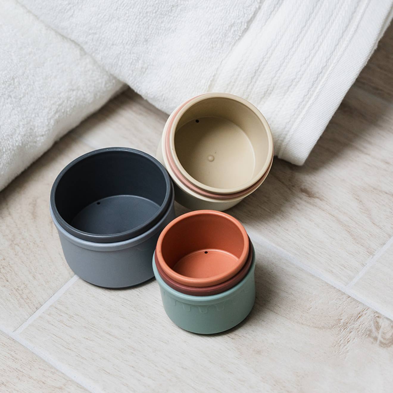 Jouets de bain gris