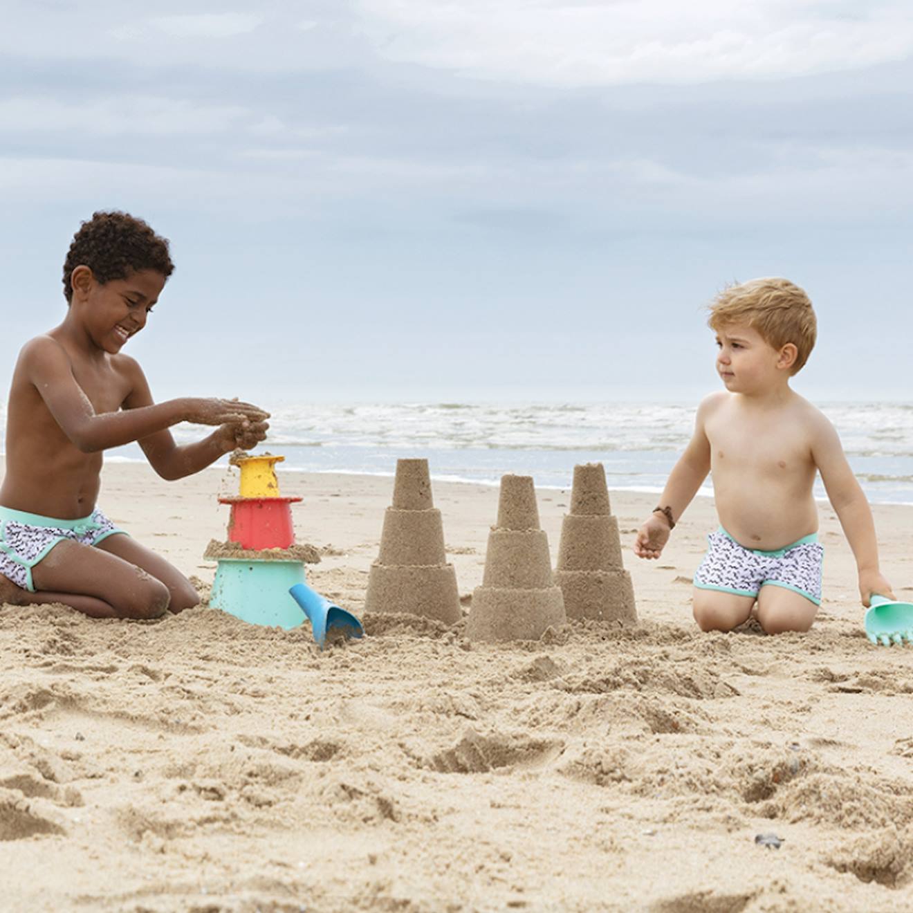 Jouets de plage alto et raki bleu, jaune, vert d'eau
