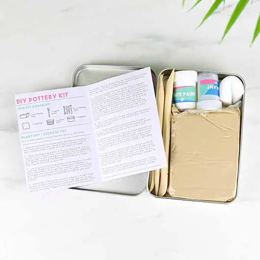 Outils et peinture du kit de poterie pour débutants