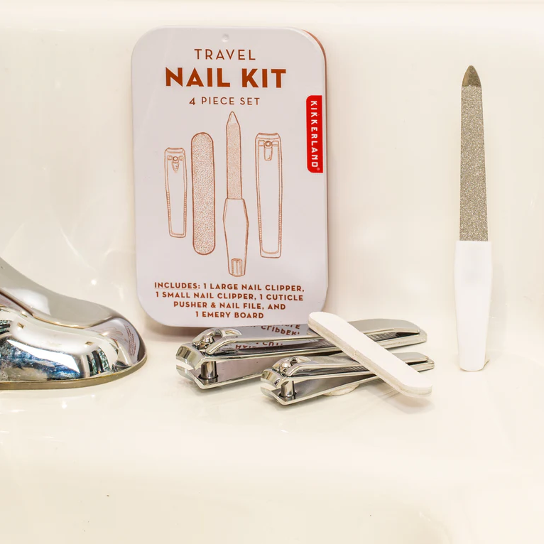 Kit manucure de voyage compact avec accessoires bien organisés