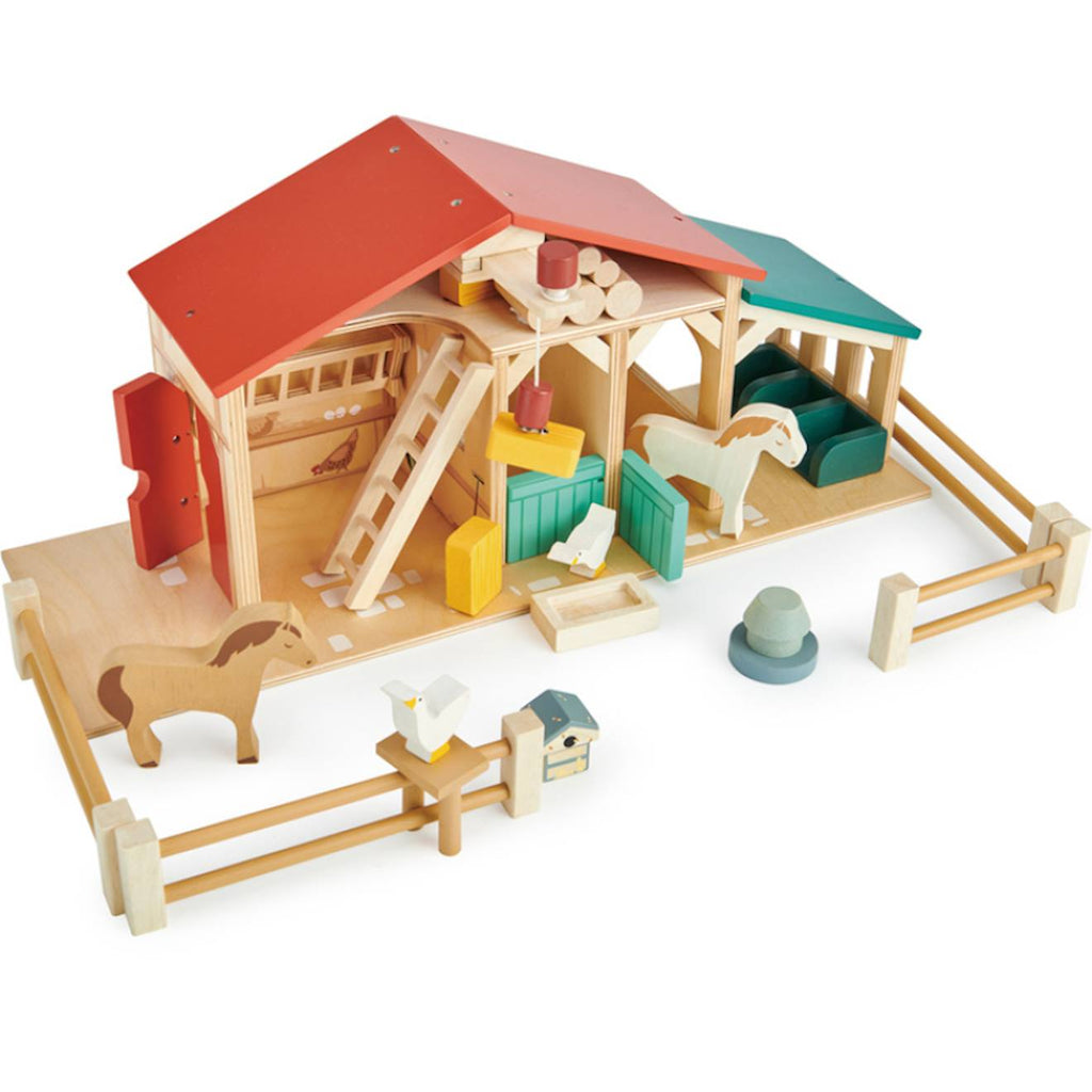 La ferme en bois avec animaux beige, rouge, bleu