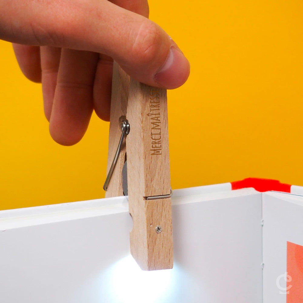 Lampe de Livre Pince à Linge Maître(sse) à Personnaliser - Accessoires pour Livre