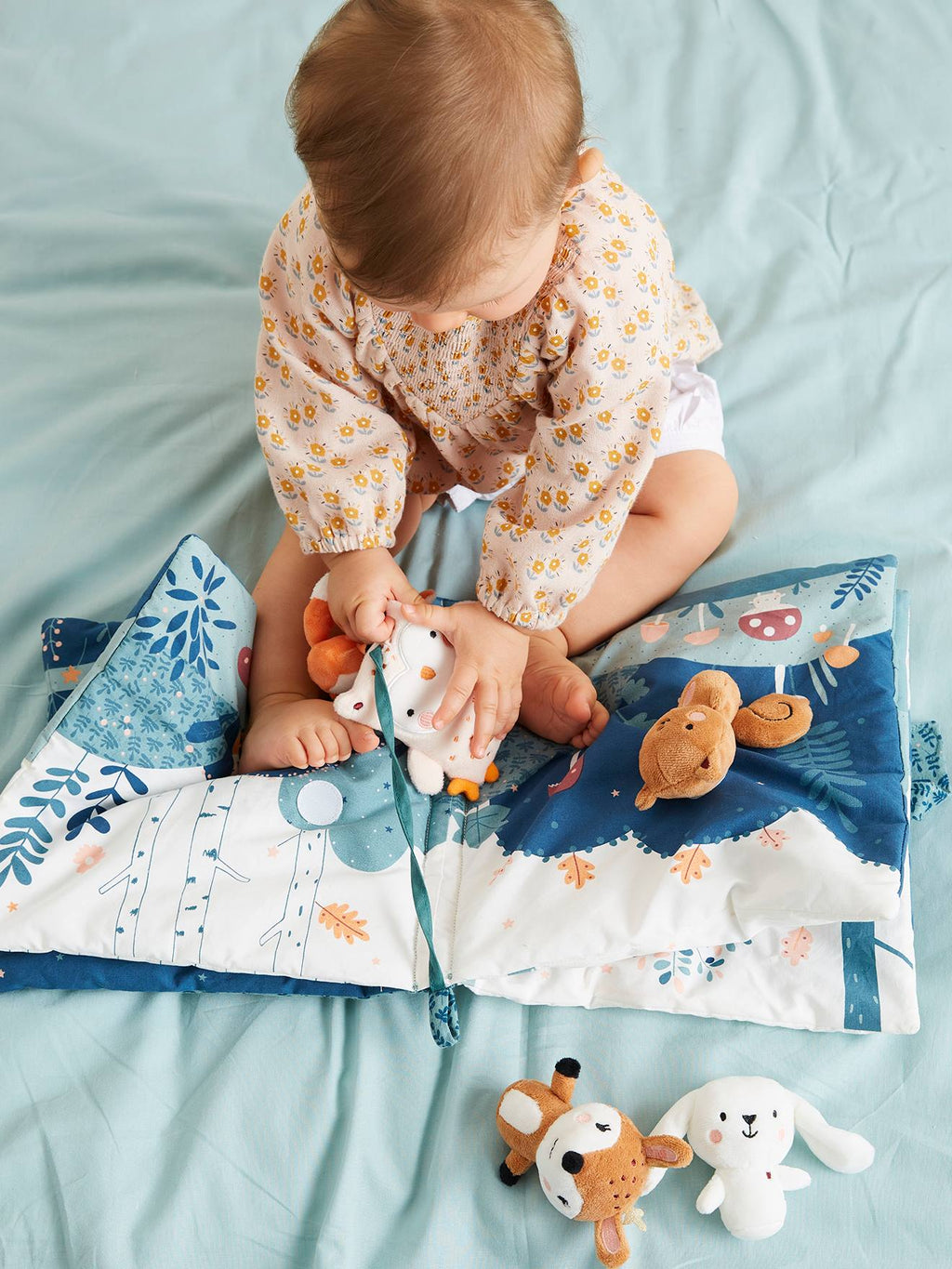 Livré bébé d'éveil + peluches en velours forêt enchantée multicolore