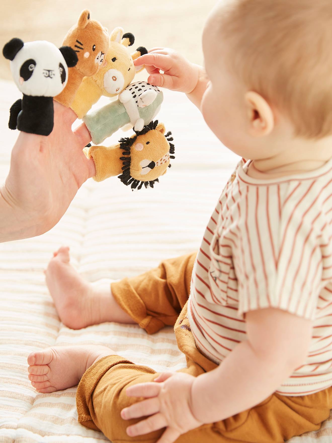 Livré bébé d'éveil + peluches tanzanie blanc