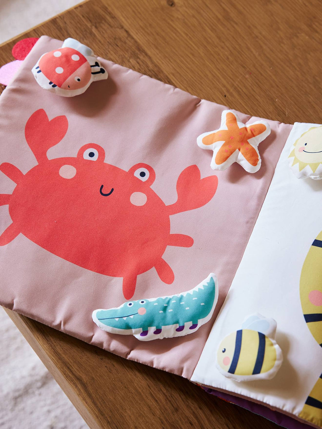 Livré bébé en tissu blanc
