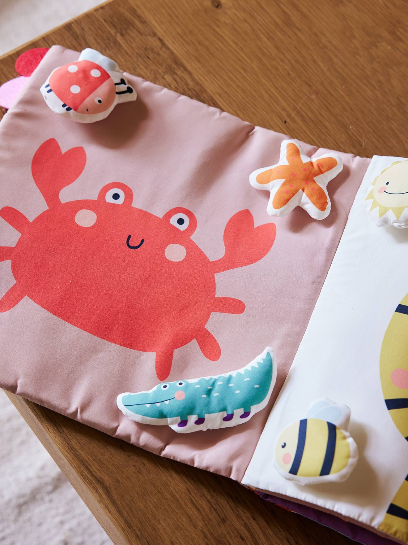 Livré bébé en tissu blanc