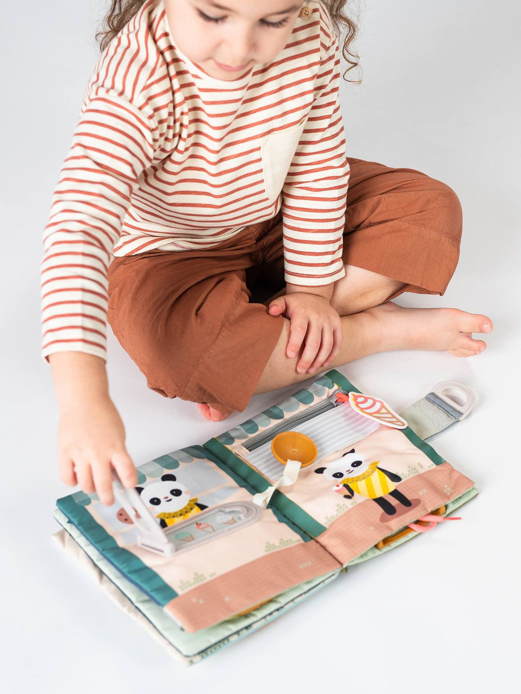 Livre d'activités fantaisie multicolore