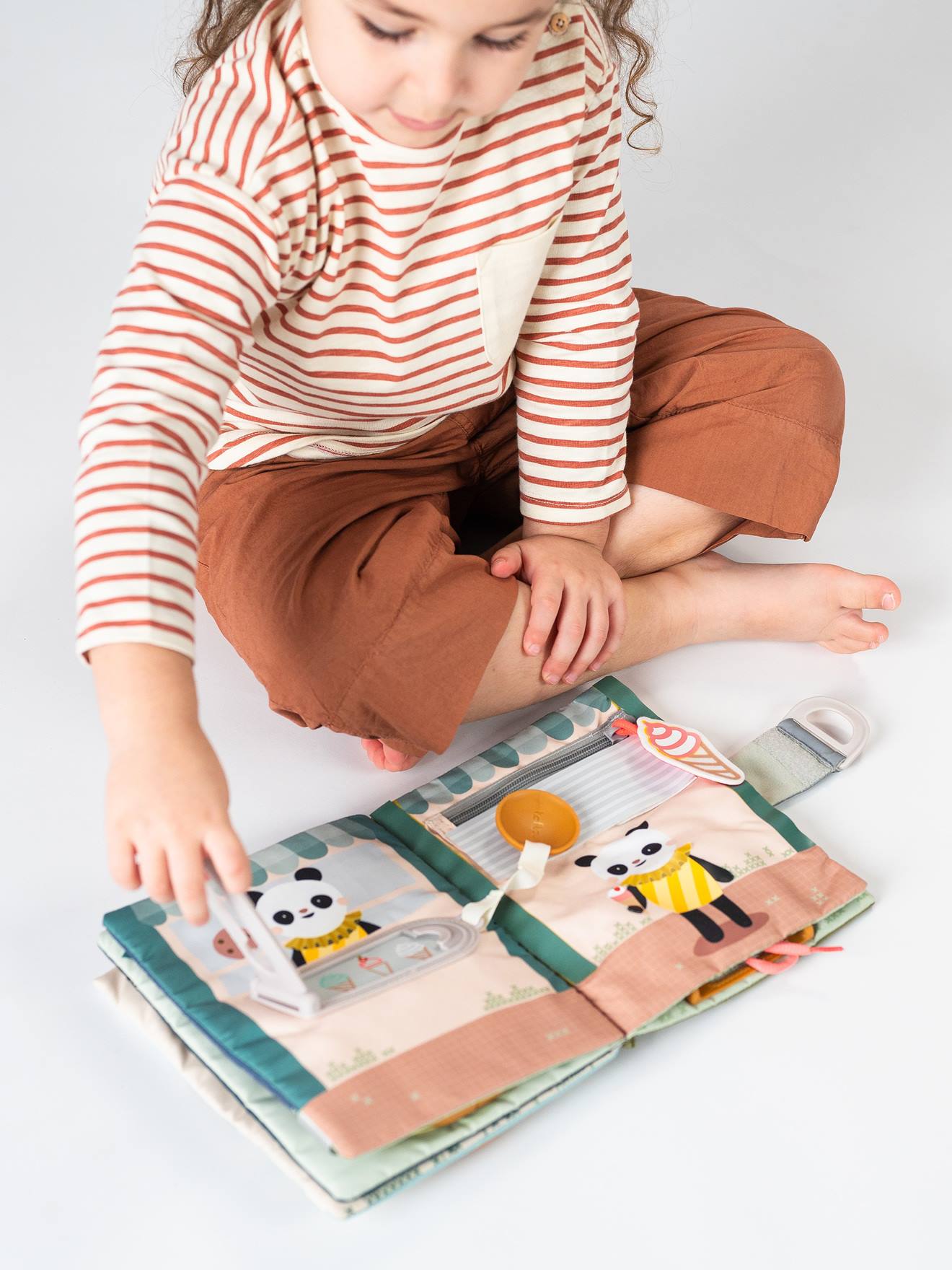 Livre d'activités fantaisie multicolore