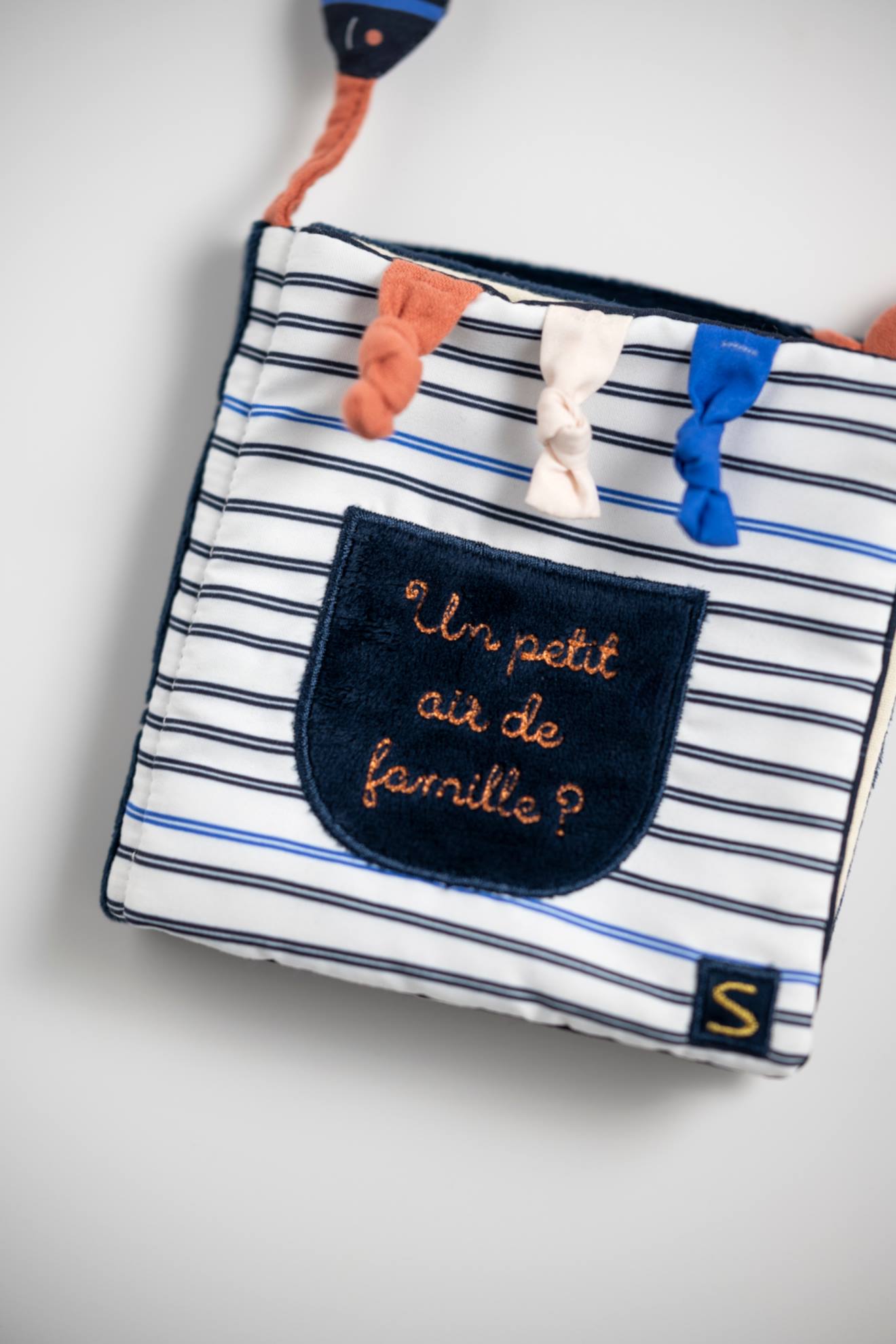 Livre d'éveil marinière avec détail poisson - baby sailor blanc/bleu