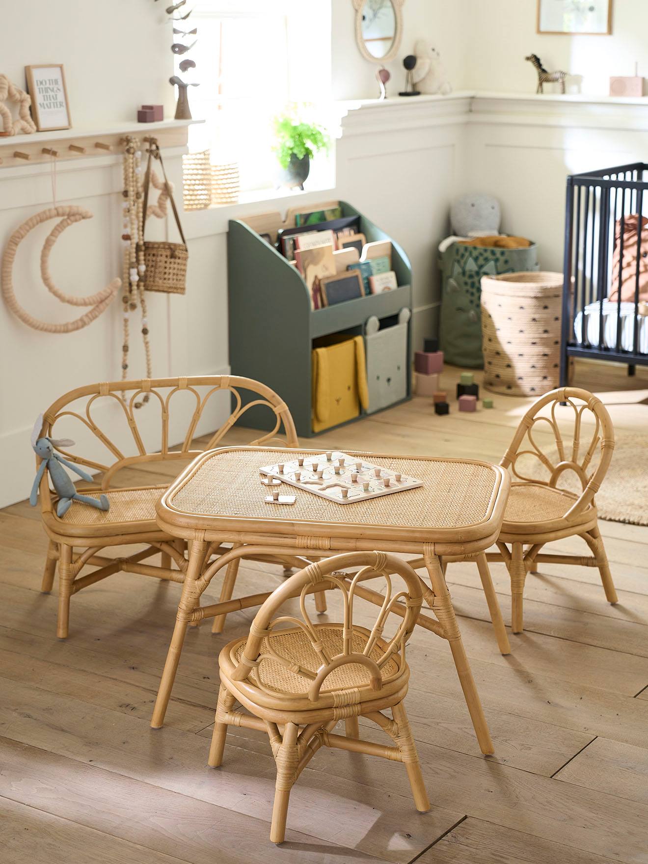 Lot 2 chaises et table en rotin bois