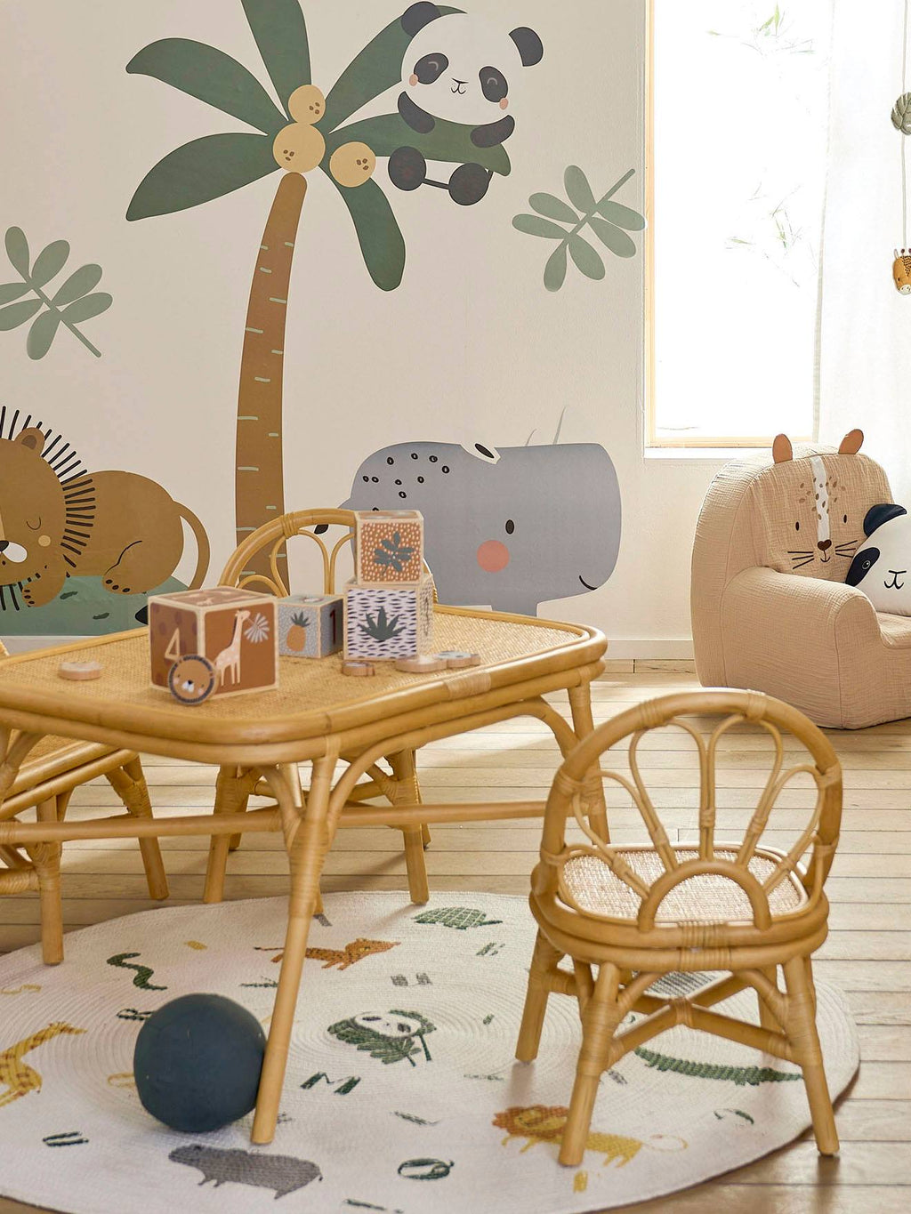 Lot 2 chaises et table en rotin bois