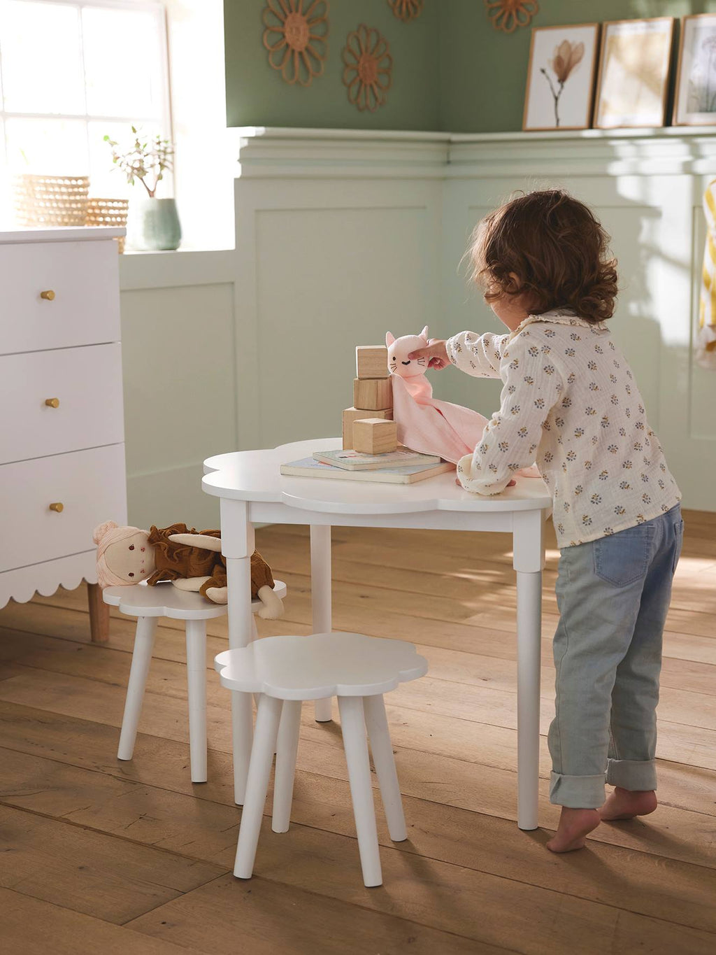 Lot 2 tabourets et table fleurs blanc