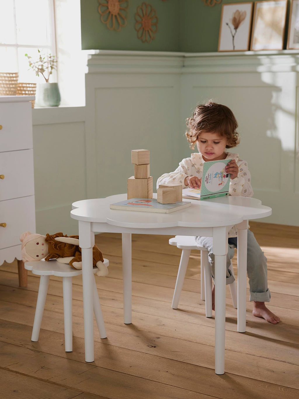 Lot 2 tabourets et table fleurs blanc